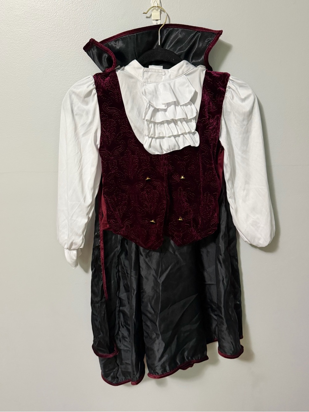 Spirit Halloween Deluxe Vampire Costume Child Medium 8-10 Complete